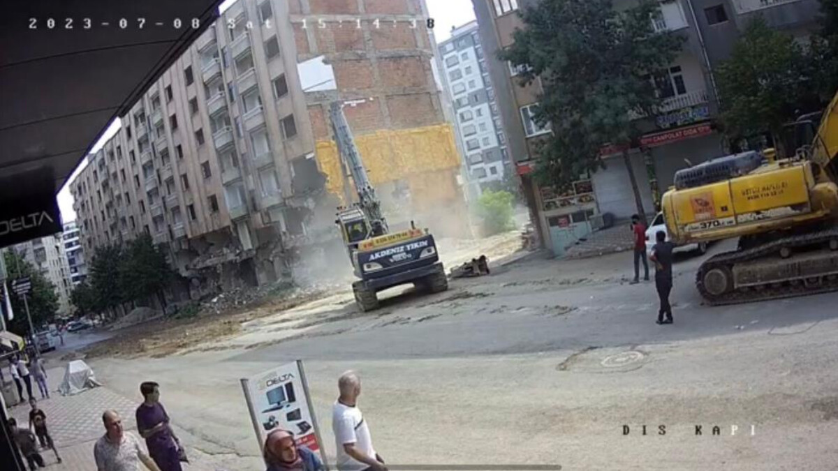 Elazığ’da ağır hasarlı bina tek dokunuşla yıkıldı