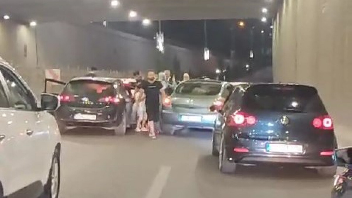 Elazığ’da alt geçidi kapatıp halay çektiler