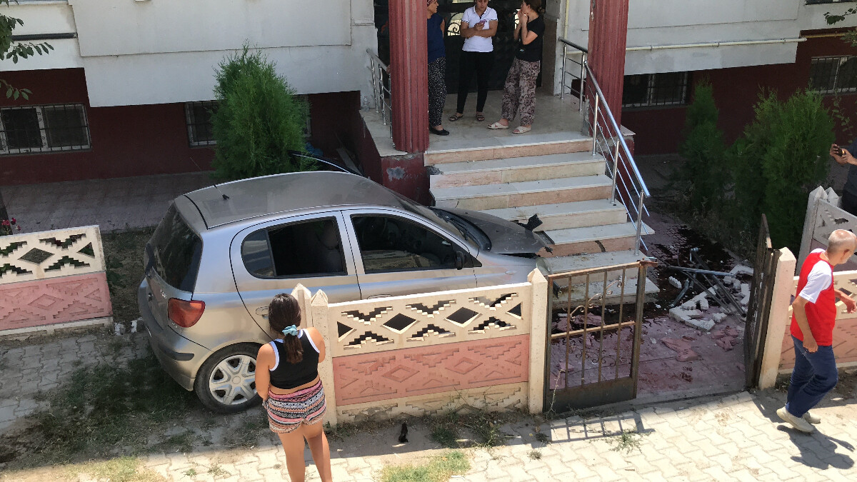 Elazığ’da virajı alamayan kadın sürücü apartman bahçesine uçtu