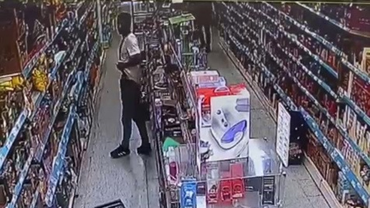 Elazığ’daki markette telefon hırsızlığı kamerada