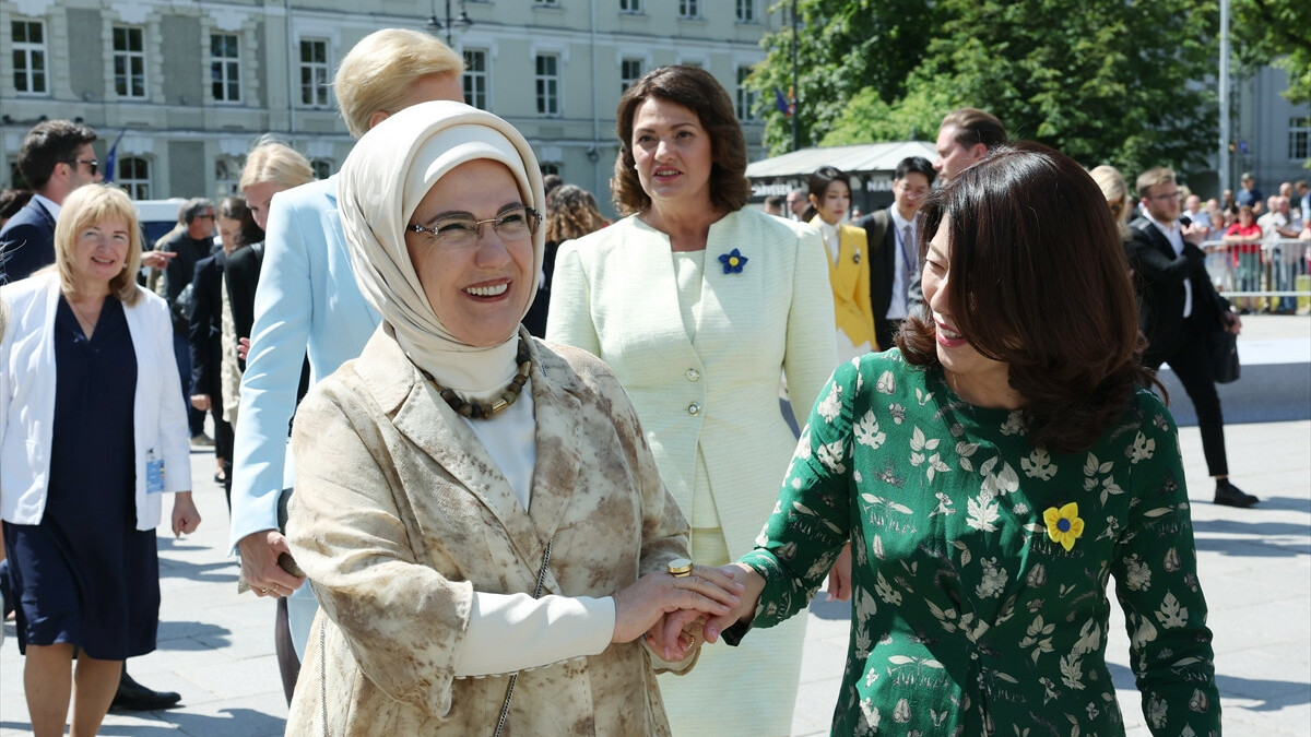 Emine Erdoğan, lider eşleriyle “Ukraynalı Çocuk, Kadın ve Gençlerle Buluşma Programı”na katıldı