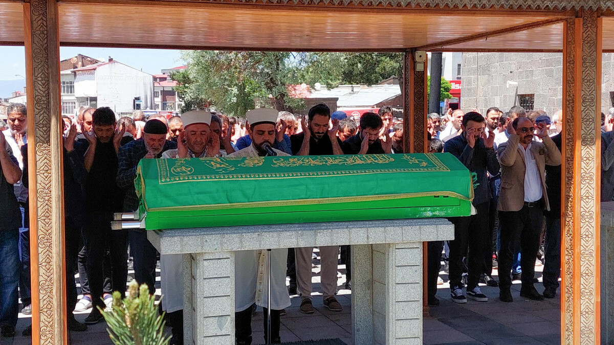 Erzurum’da forkliftten devrilen paletlerin altında kalan liseli Ahmet, toprağa verildi