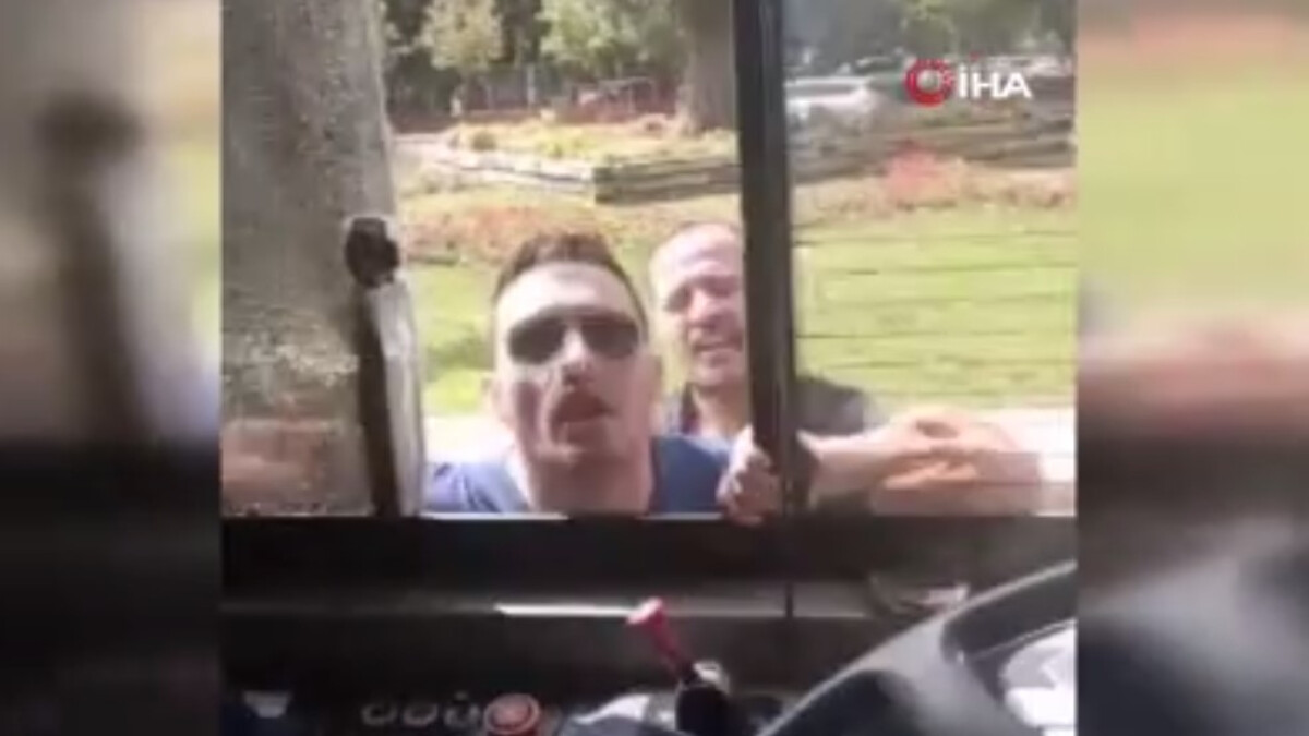 Esenyurt’ta öfkeli sürücü, otobüsün önünü kesip camlarını kırdı