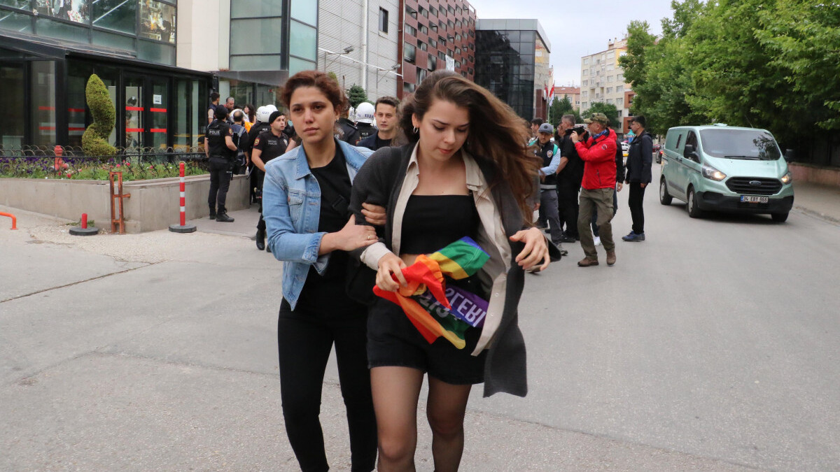 Eskişehir’de LBGTİ yürüyüşü