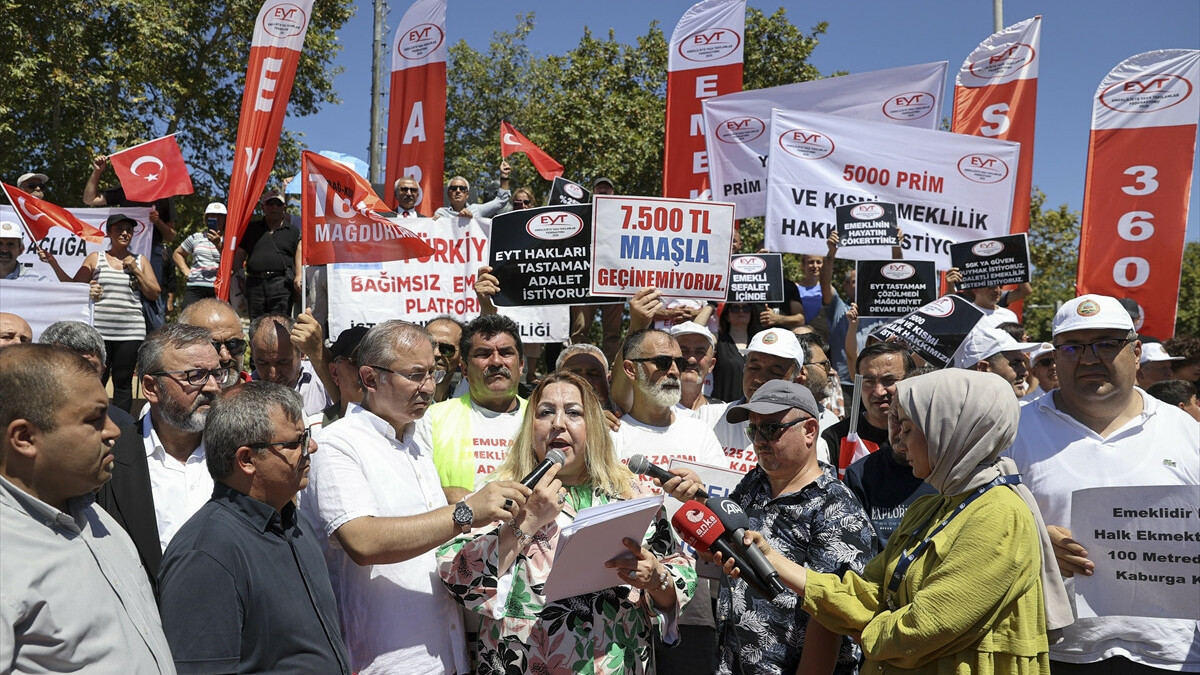 EYT’liler İstanbul’da eylem yaptı: En düşük emekli maaşının artırılmasını istediler