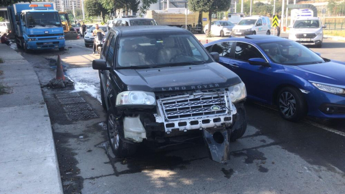 Eyüpsultan’da İSKİ’ye ait su borusu patladı: Lüks araç hasar aldı