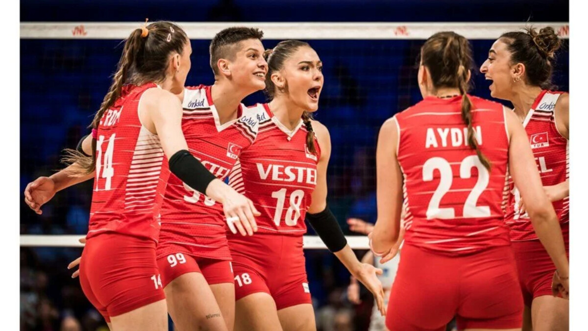 Filenin Sultanları tatilde! Zehra Güneş ve Ebrar Karakurt bir yüzdü, bir güneşlendi…