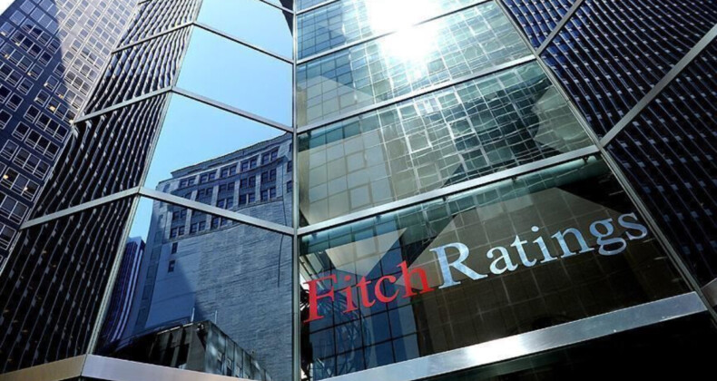 Fitch, Pakistan’ın kredi notunu yükseltti