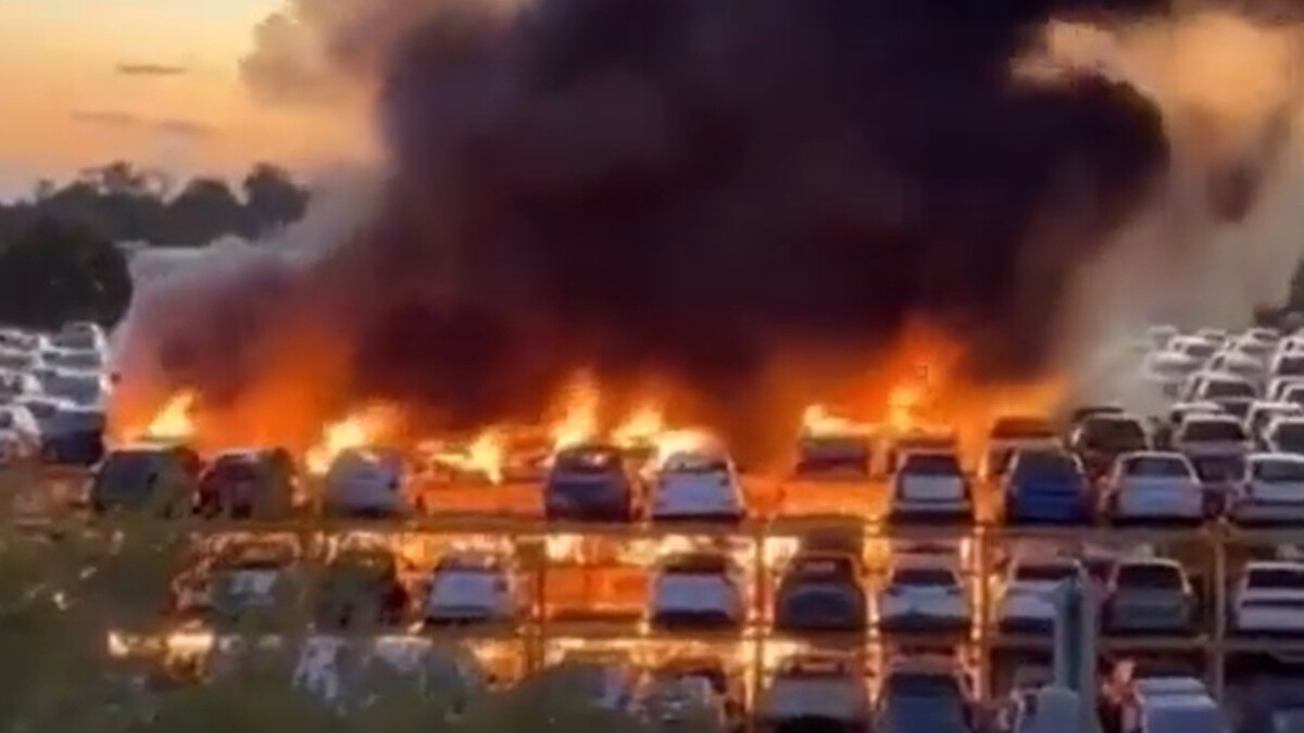 Fransa yangın yeri! Marsilya’da göstericiler sıfır araçları ateşe verdi