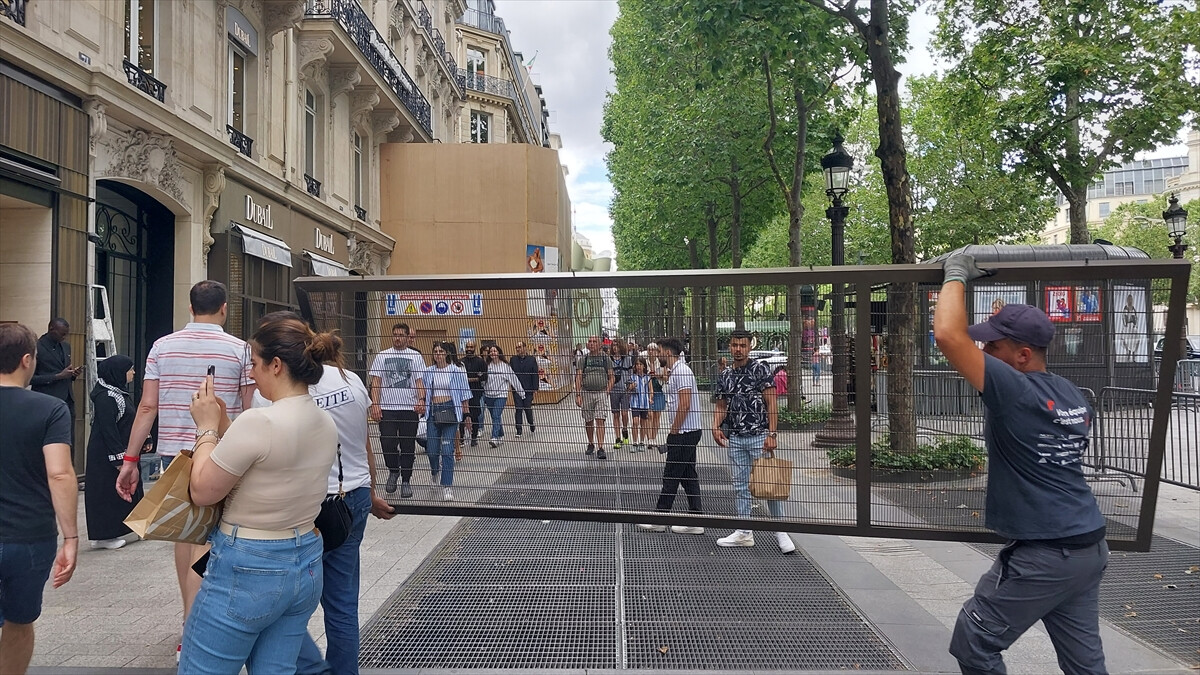 Fransa’da hasar gören mağazalara önlem alındı