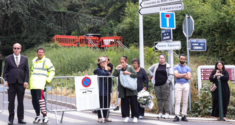 Fransa’da polis kurşunuyla öldürülen gence cenaze töreni düzenlendi