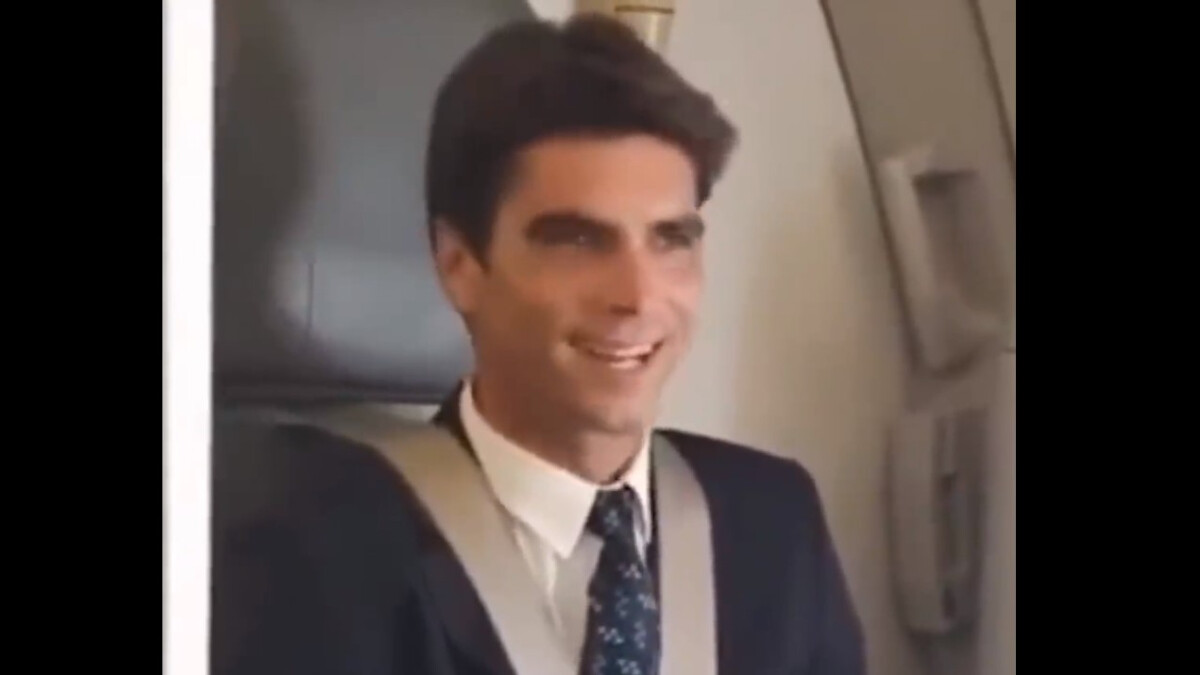 Fransız kabin memuru, Telbiye duasını okudu