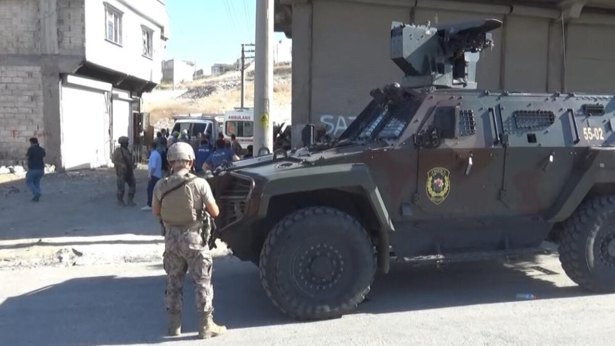 Gaziantep’te 2 yaşındaki oğlunu rehin alan baba kendisini yaraladı