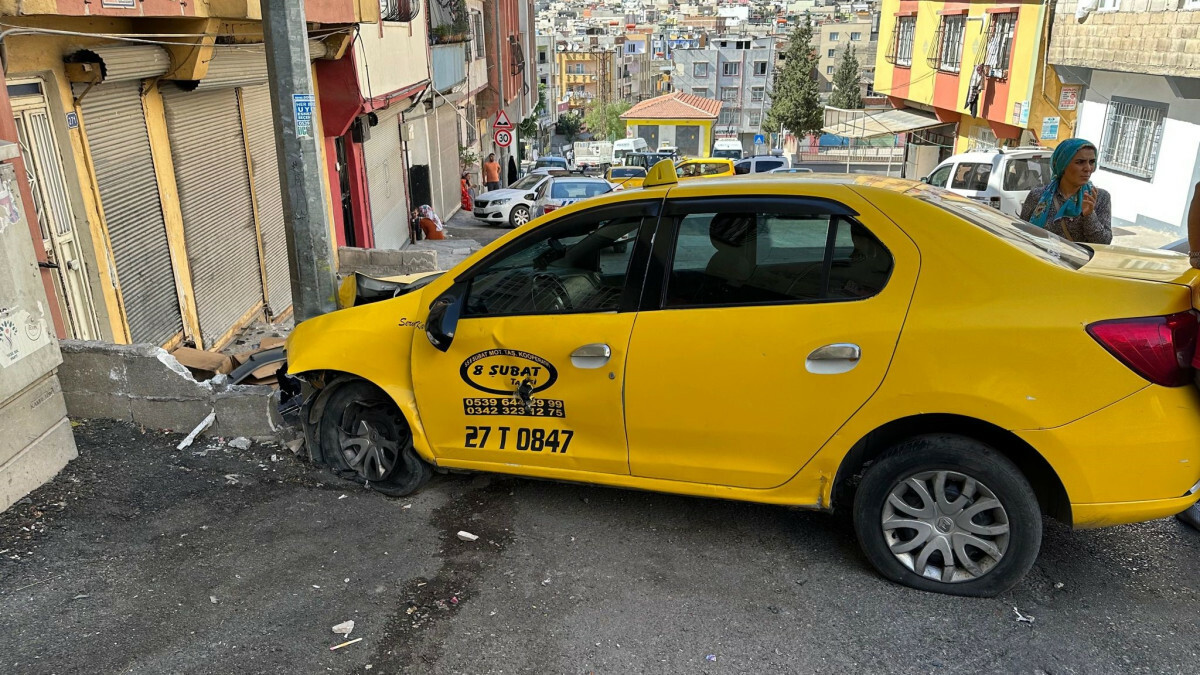 Gaziantep’te saksi yayaların arasına daldı: 3’ü ağır, 5 yaralı