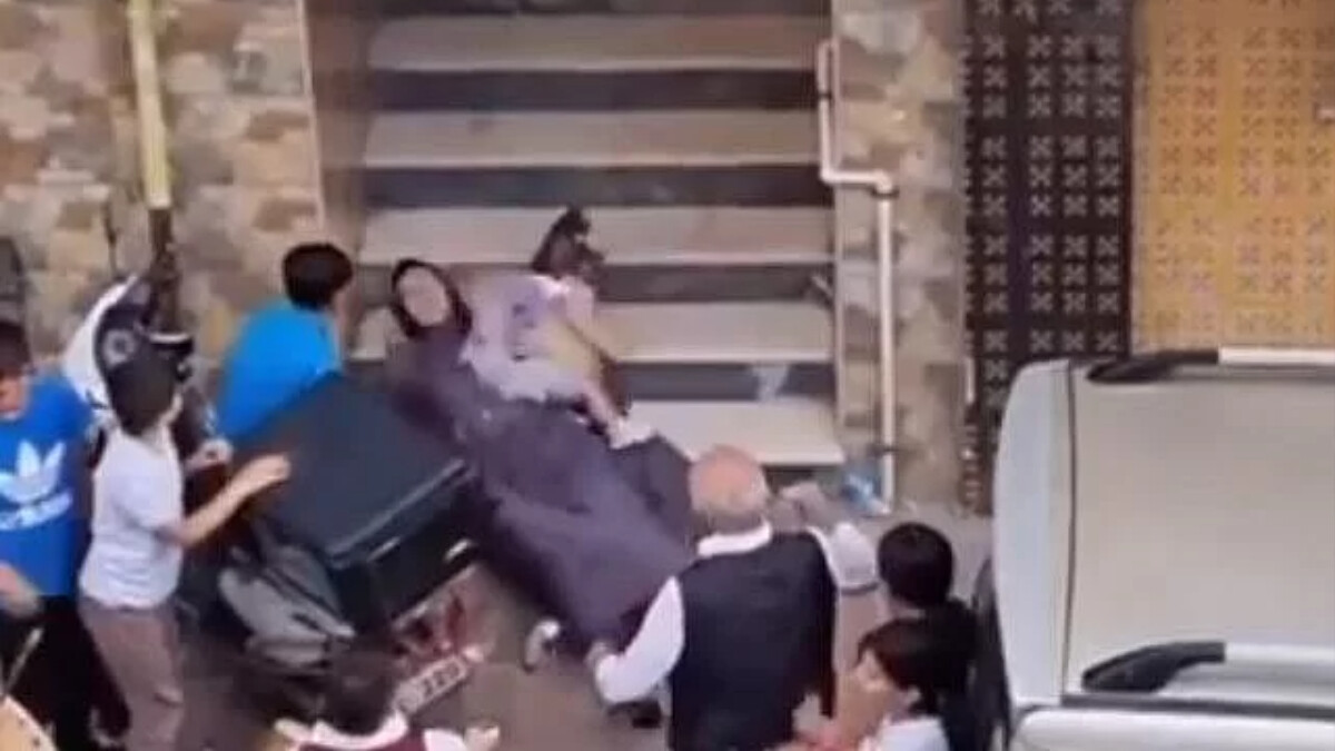 Gelini kameraya çekmek isterken merdivenlerden yuvarlandı! Pes etmedi…