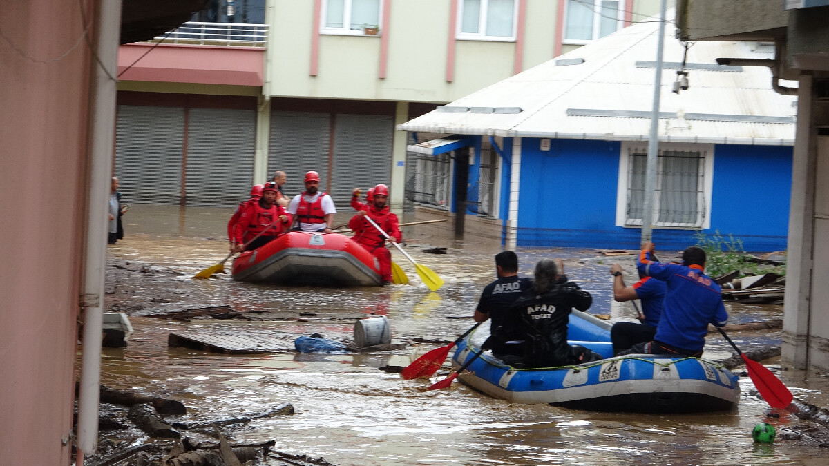 Giresun’da taşan dere sele sebep oldu! Vatandaş botlarla kurtarıldı