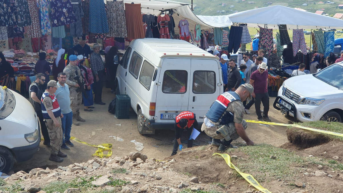 Gümüşhane’de freni boşalan minibüs yola düştü: 3 yaralı