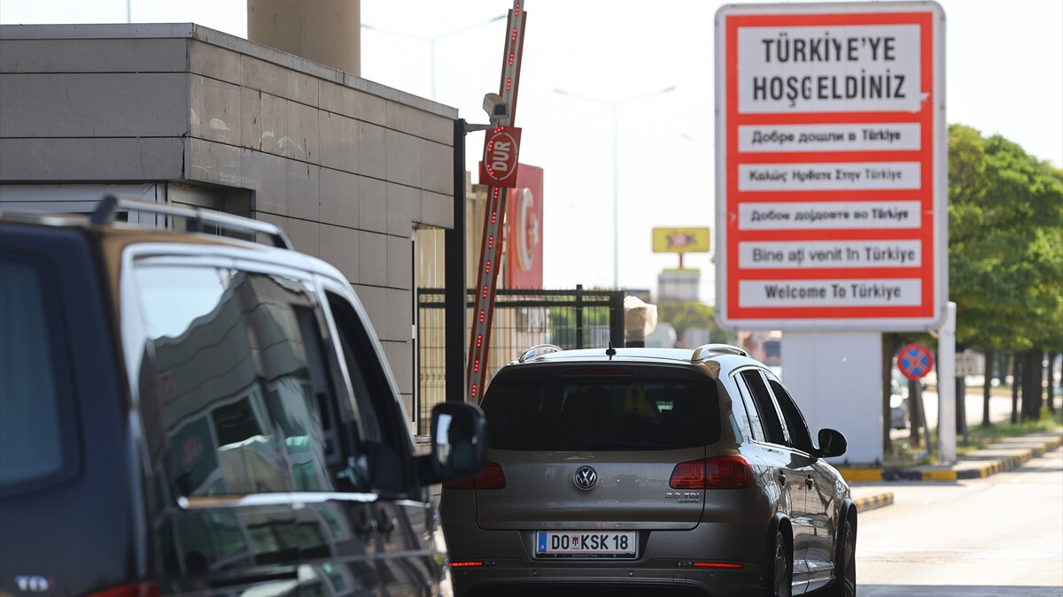Gurbetçiler tatil için yurda geliyor! ‘Türk bayrağını görünce içimize sevinç doluyor’