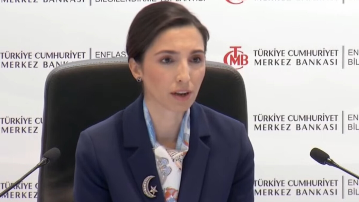 Hafize Gaye Erkan’ın sunumunda ay yıldızlı broş detayı dikkat çekti