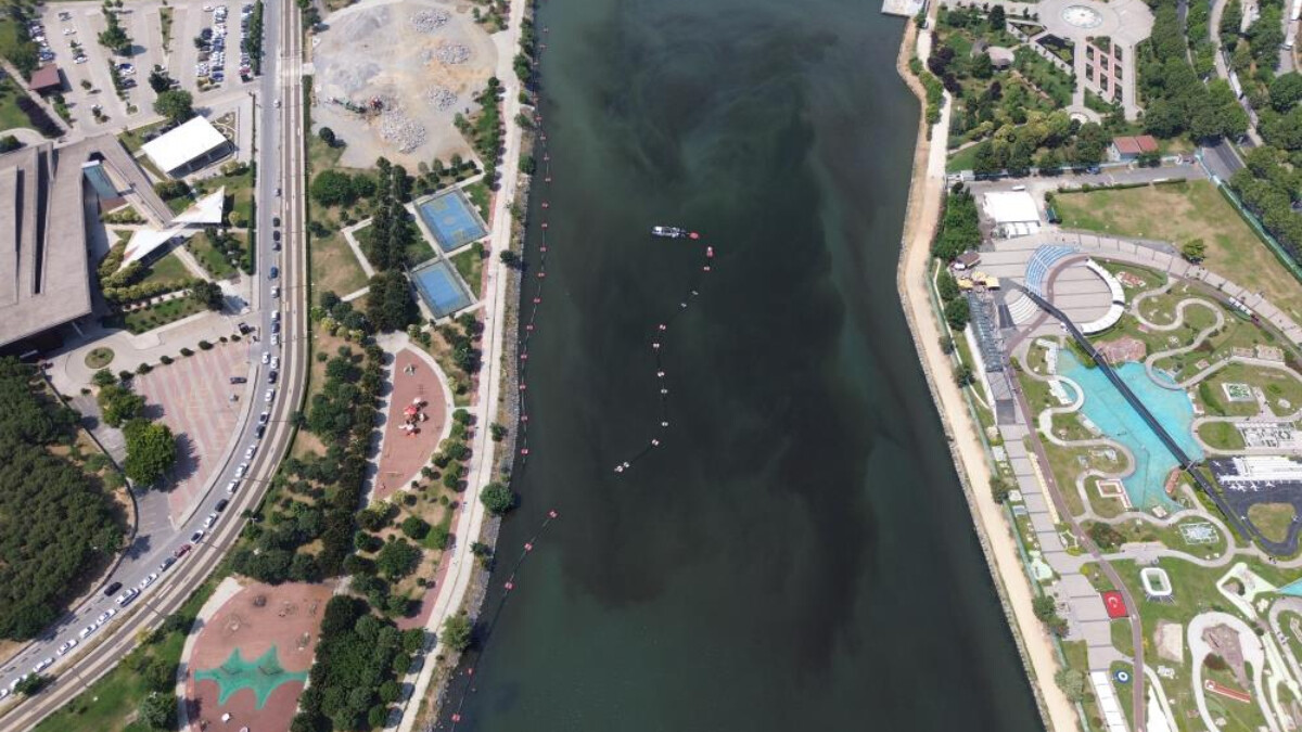 Haliç’in suyu kirlilikten kararmaya başladı