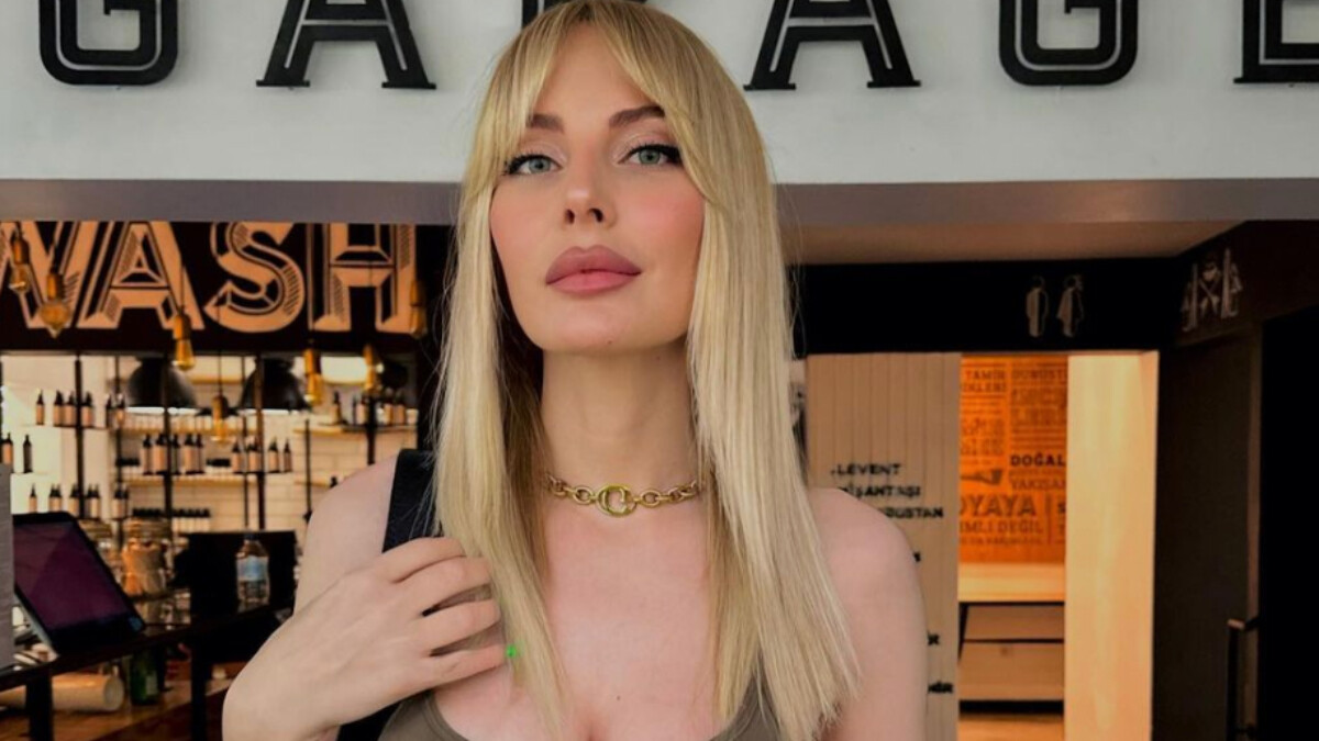 Hande Sarıoğlu mavi bikinisiyle Instagram’ı yaktı geçti! ‘Türk Barbie’