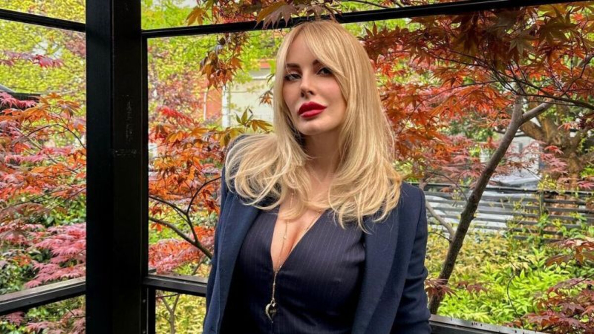 Hande Sarıoğlu’nun pijamalı asansör pozu gündeme oturdu! ‘Pijamaspor’