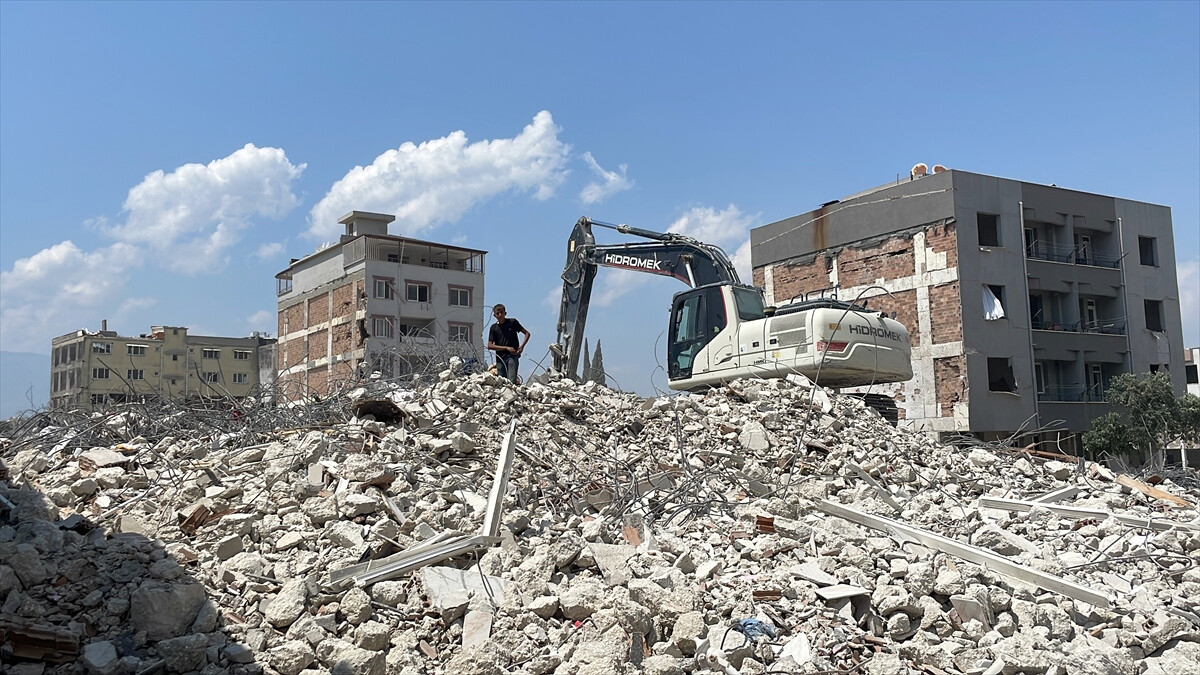 Hatay’da ağır hasarlı binaların yıkımı devam ediyor