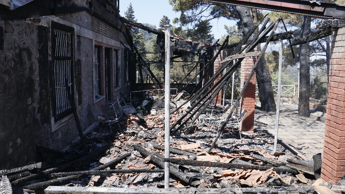 Hatay’da depremde yıkılmayan evler yangında küle döndü