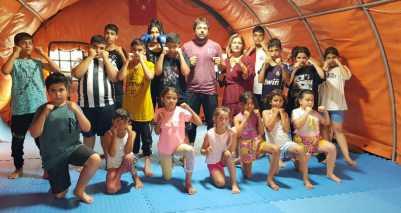 Hatay’da depremzede çocuklara çadırda kick boks dersi