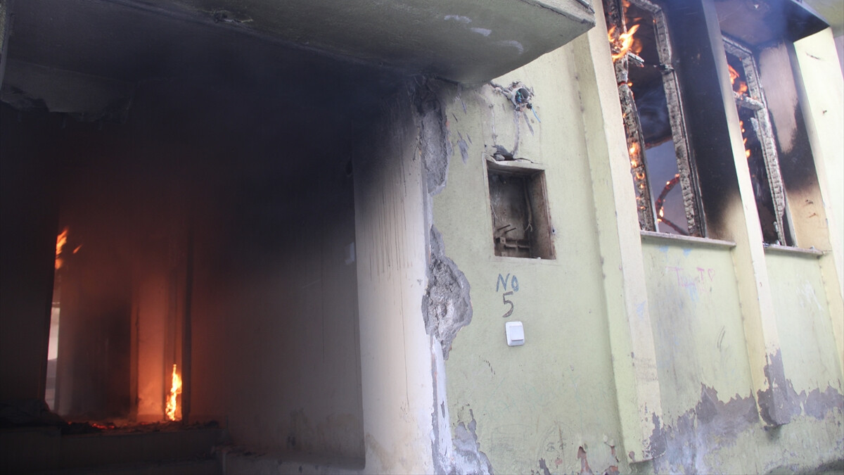 Hatay’da enkazlar kaldırılırken bir evde yangın çıktı