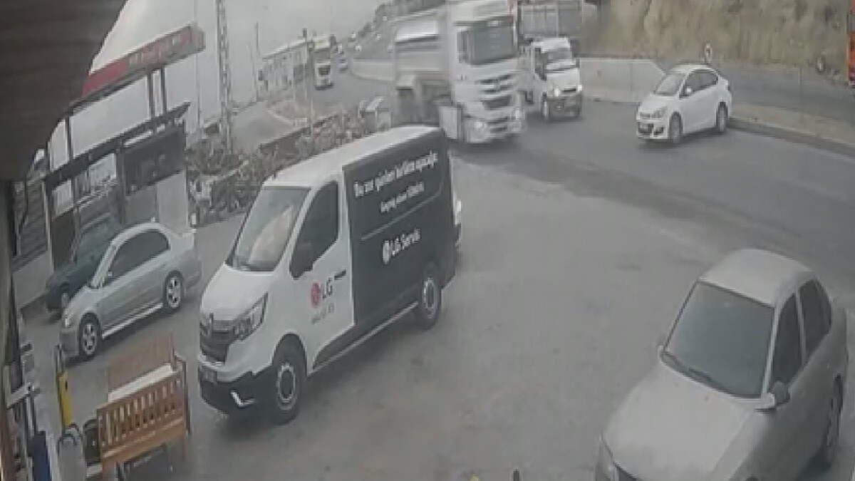 Hatay’da park halindeki otomobil, kendiliğinden hareket etti