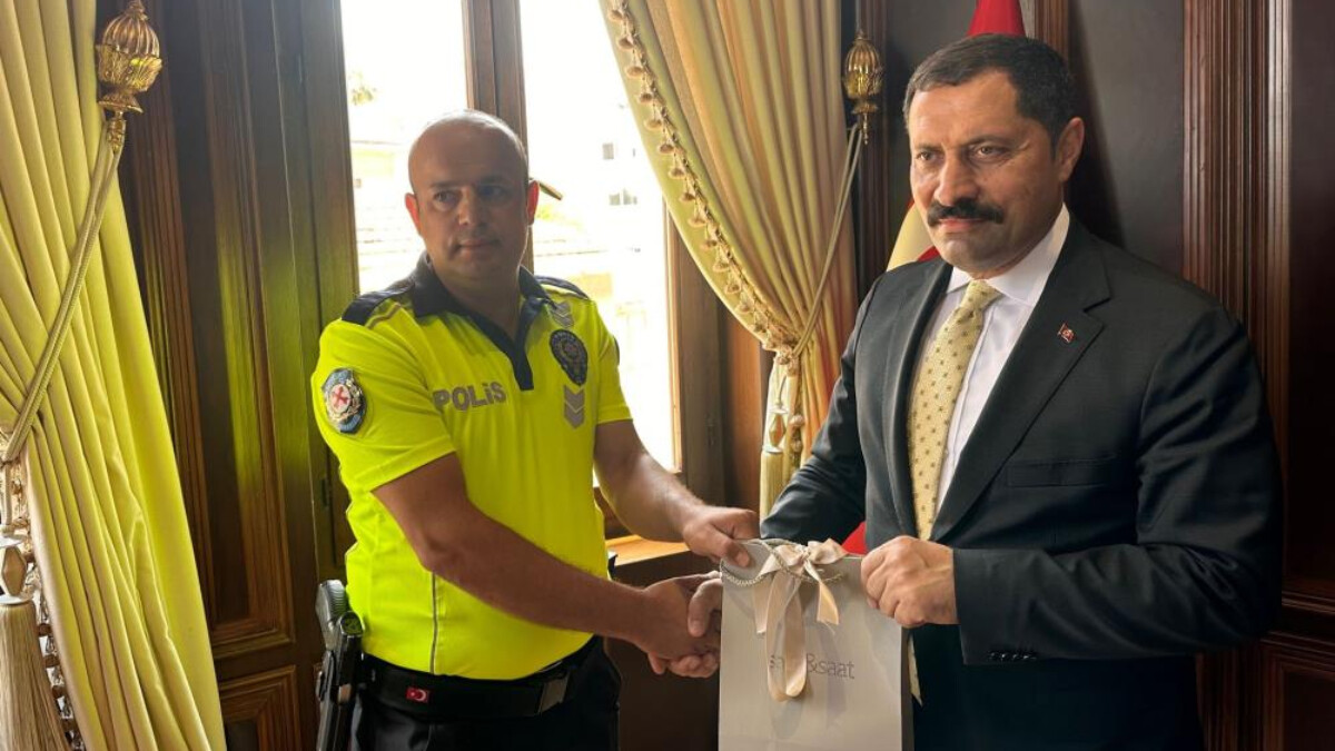 Hatay’da yaşlı adamı sırtında taşıyan polise validen ödül