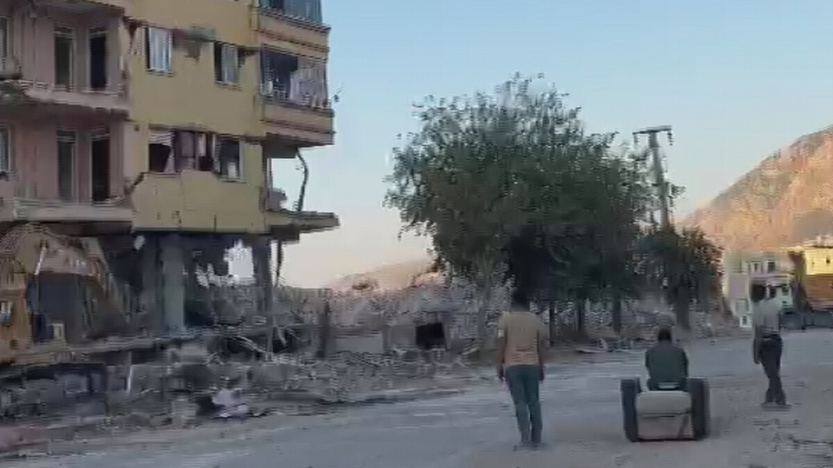 Hatay’da yıkım çalışması izleyen vatandaşların panik anı kamerada