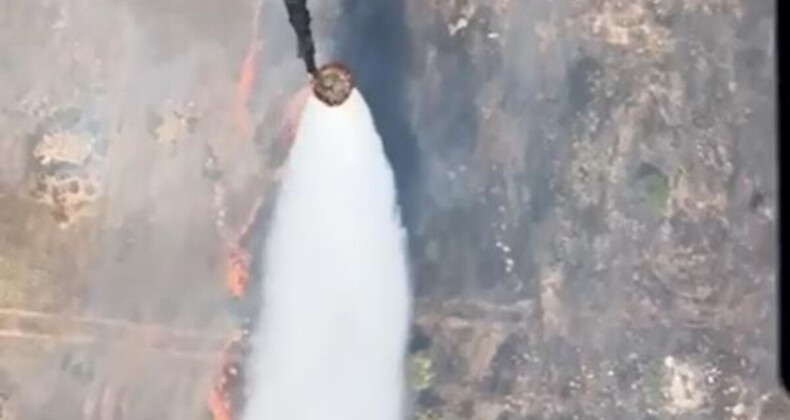 Hava araçlarının önemini gözler önüne seren video: Yangın söndürme helikopterinin müdahalesi kamerada