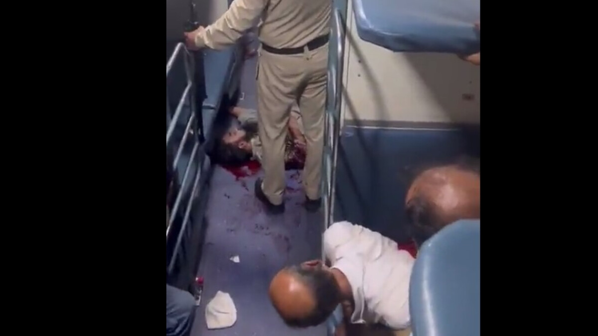 Hindistan’da polis, seyir halindeki trende 4 kişiyi öldürdü