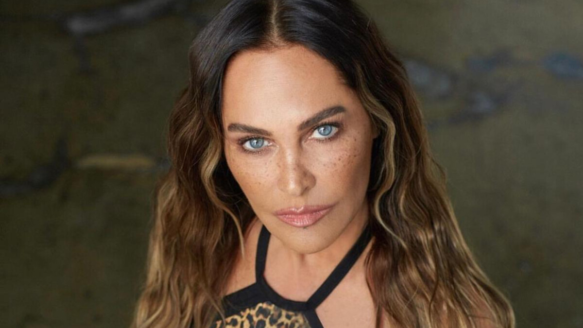 Hülya Avşar leopar desenli cesur elbisesiyle nefes kesti! Derin dekoltesine beğeni yağdı