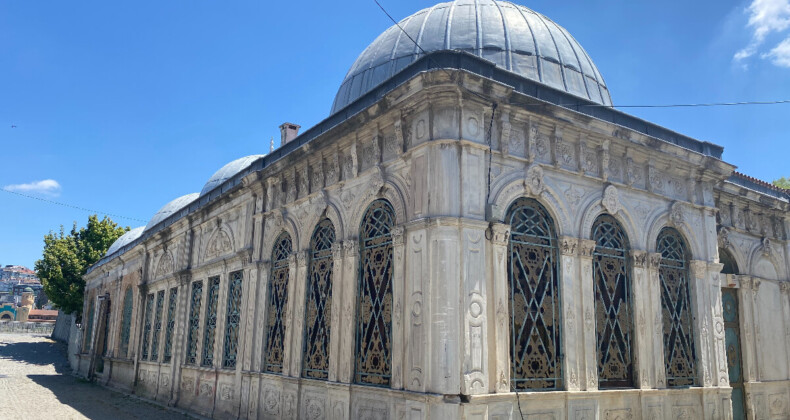 İBB yol çalışmalarında Adile Sultan Türbesi’nin zeminine hasar verdi