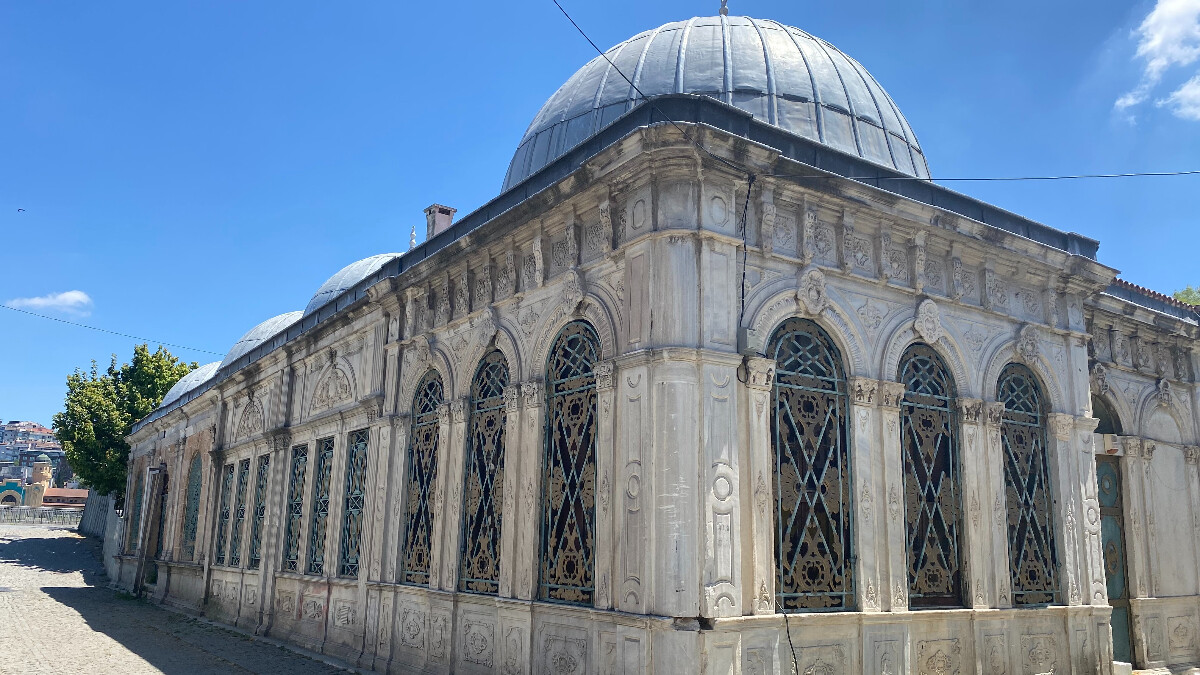 İBB yol çalışmalarında Adile Sultan Türbesi’nin zeminine hasar verdi