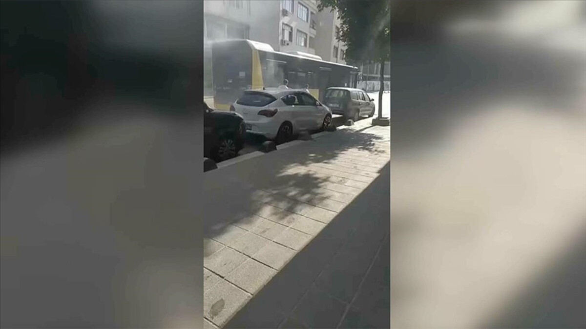 İETT otobüsü seyir halindeyken yandı