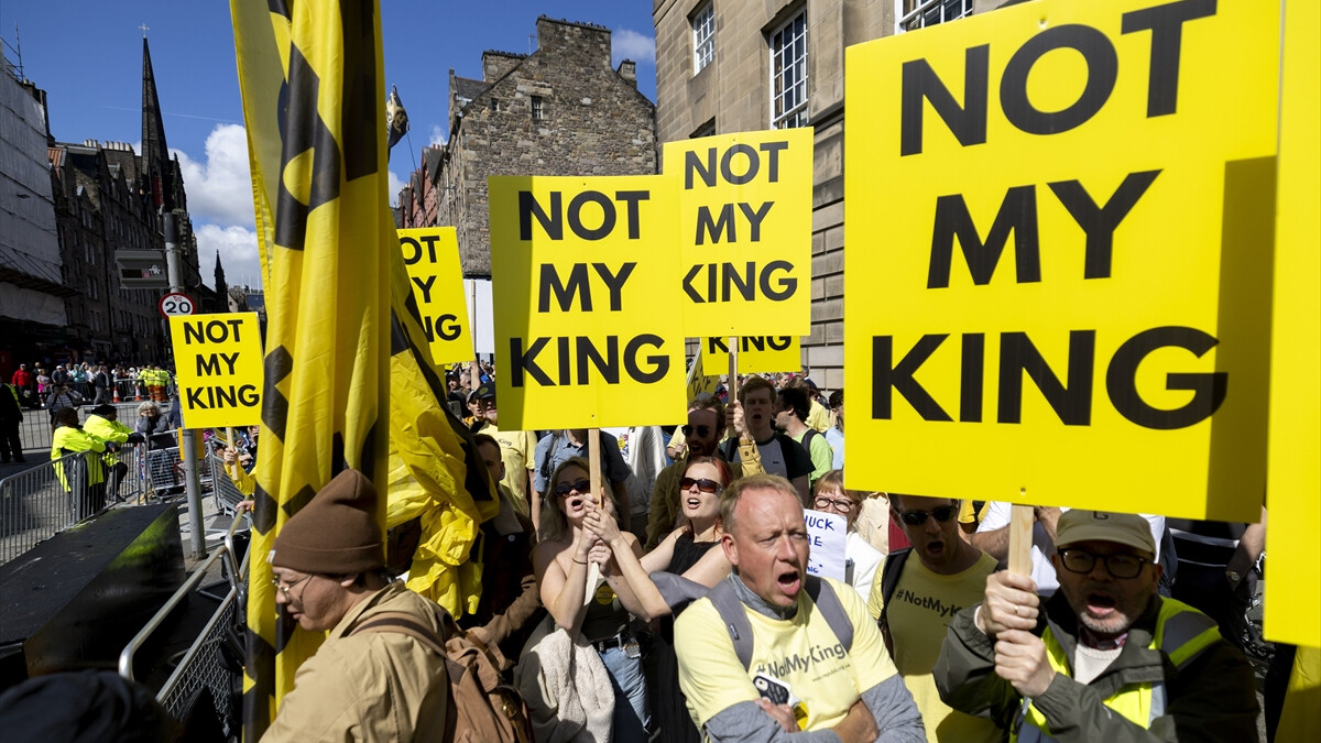 İngiltere Kralı 3. Charles, İskoçya ziyaretinde protesto edildi