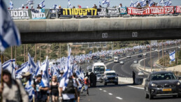 İsrail’de yargı düzenlemesini protesto eden binlerce kişi, Tel Aviv’den Batı Kudüs’e yürüyor