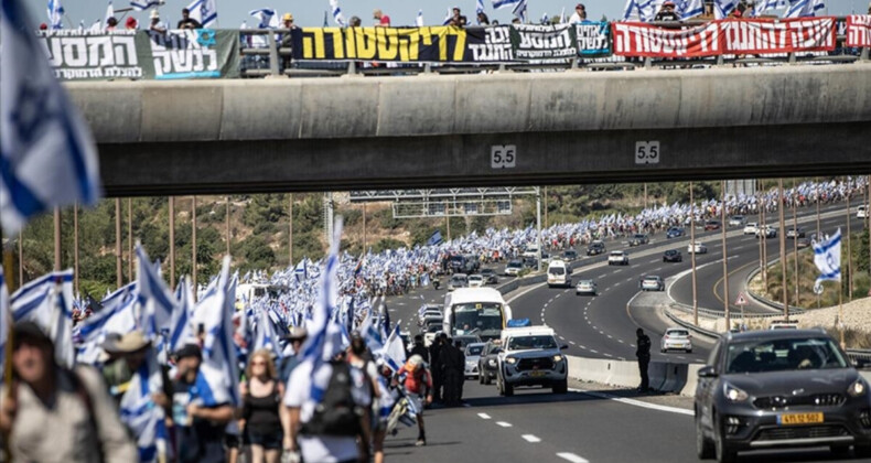 İsrail’de yargı düzenlemesini protesto eden binlerce kişi, Tel Aviv’den Batı Kudüs’e yürüyor