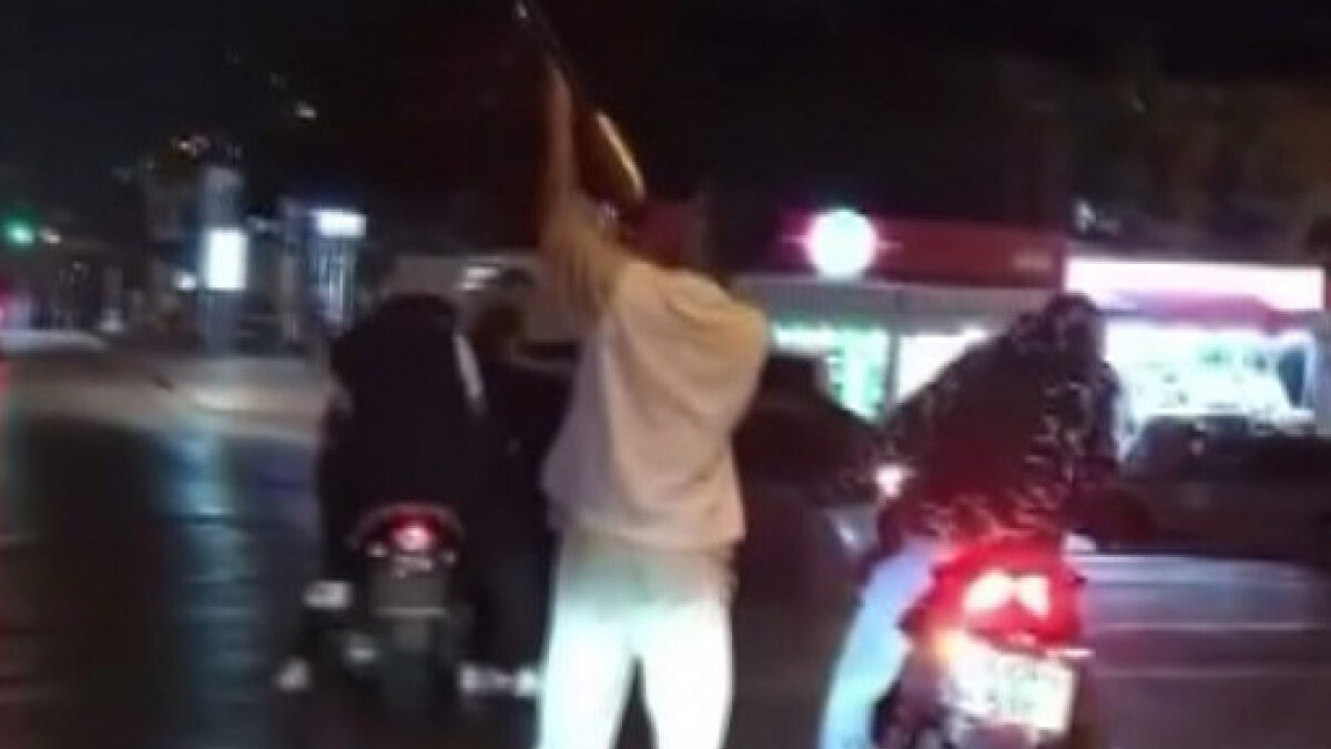 İstanbul’da asker uğurlayan magandalar yolu trafiğe kapattı