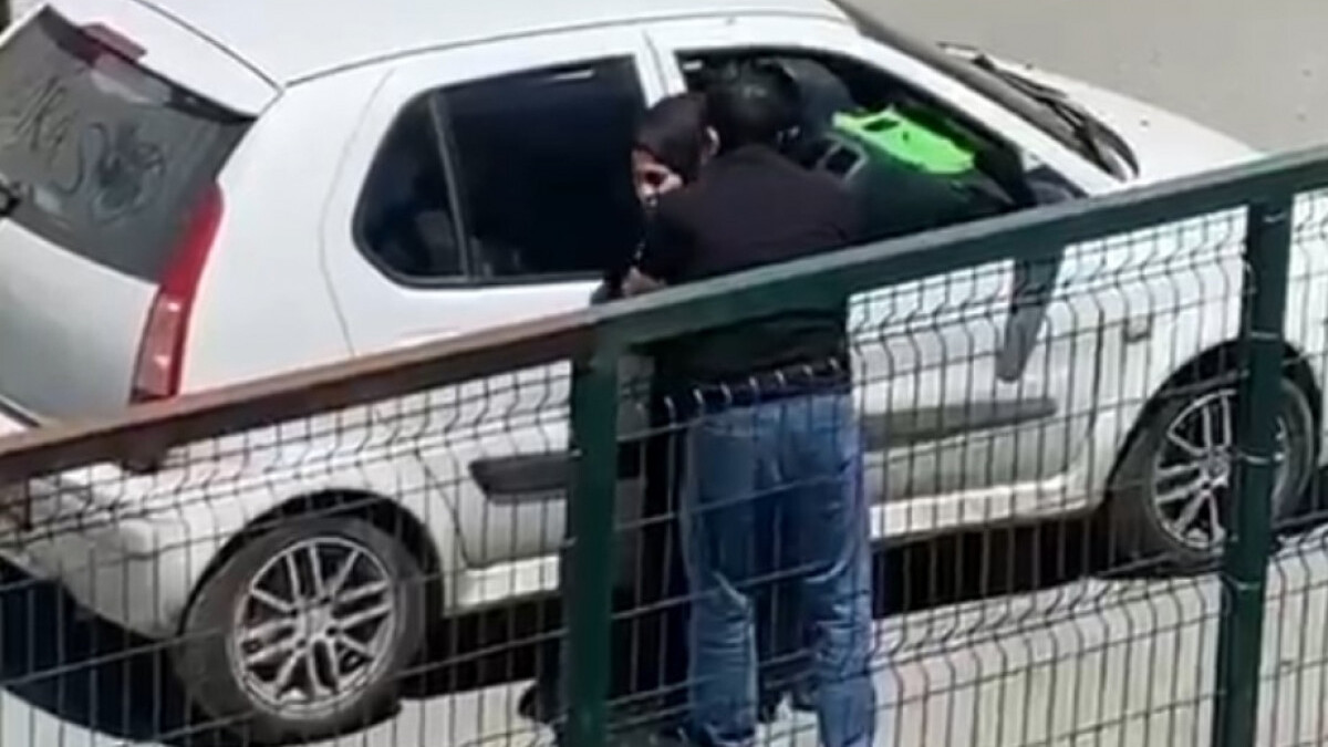 İstanbul’da eşini döven adam talihsiz kadını zorla arabaya bindirdi