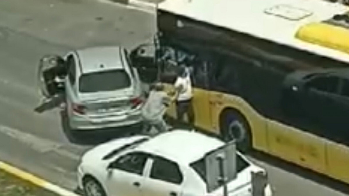 İstanbul’da İETT otobüsünün önünü kesip şoföre saldırdılar