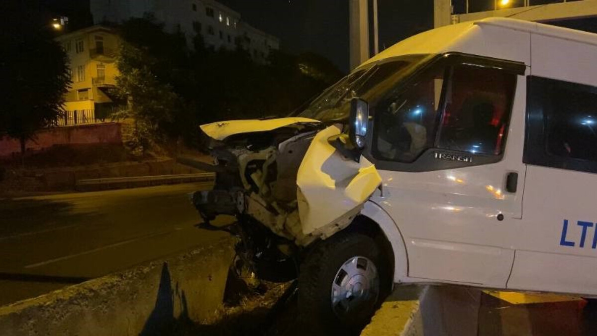 İstanbul’da kontrolden çıkan servis minibüsü refüje çarptı: 4 yaralı