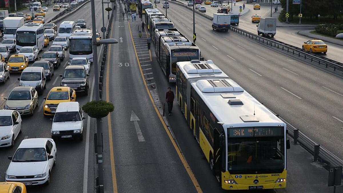 İstanbul’da seyir halindeki metrobüsten dumanlar yükseldi