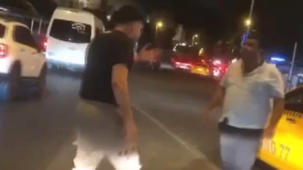 İstanbul’da taksicilerin kavgası: Müşteriler araçtan panik halinde inerek uzaklaştı