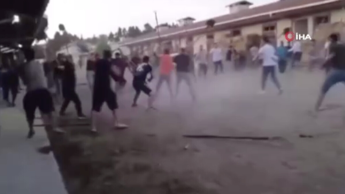 İzmir’de hipodromda sıra kavgası: Küreklerle birbirlerine girdiler