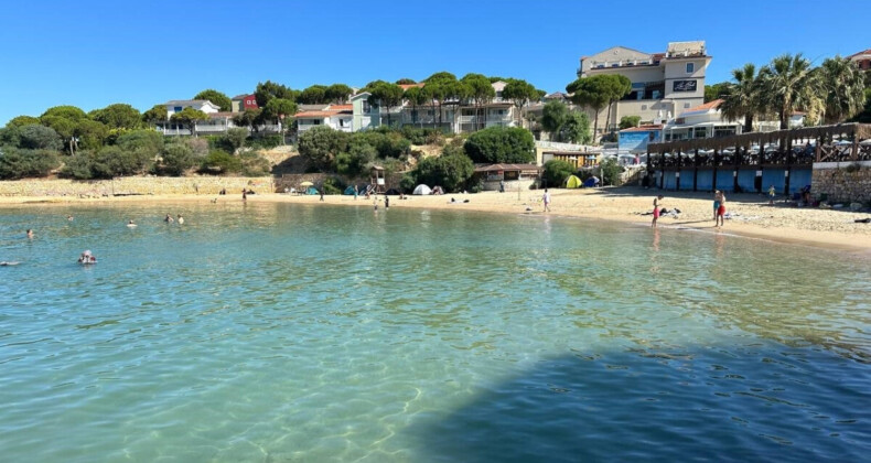 İzmir’de Mavi Bayraklı Plaja lağım suyu karıştı: Burada dışkıları gördük